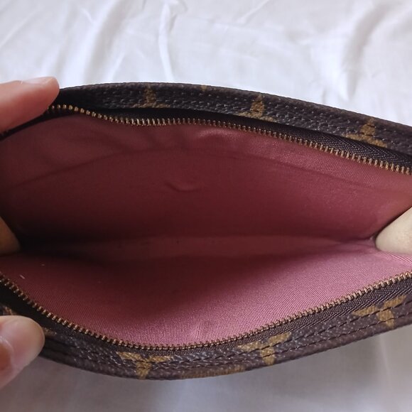 Louis Vuitton Accessory Zip Pouch w/ Removable Chain - Picture 14 of 16